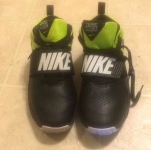Nike Team Hustle D8 Sneakers (size us 7y/25cm)